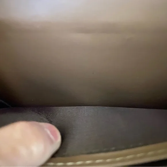 B.O.C. Leather wallet. Had tag inside and is signed - Picture 3 of 8